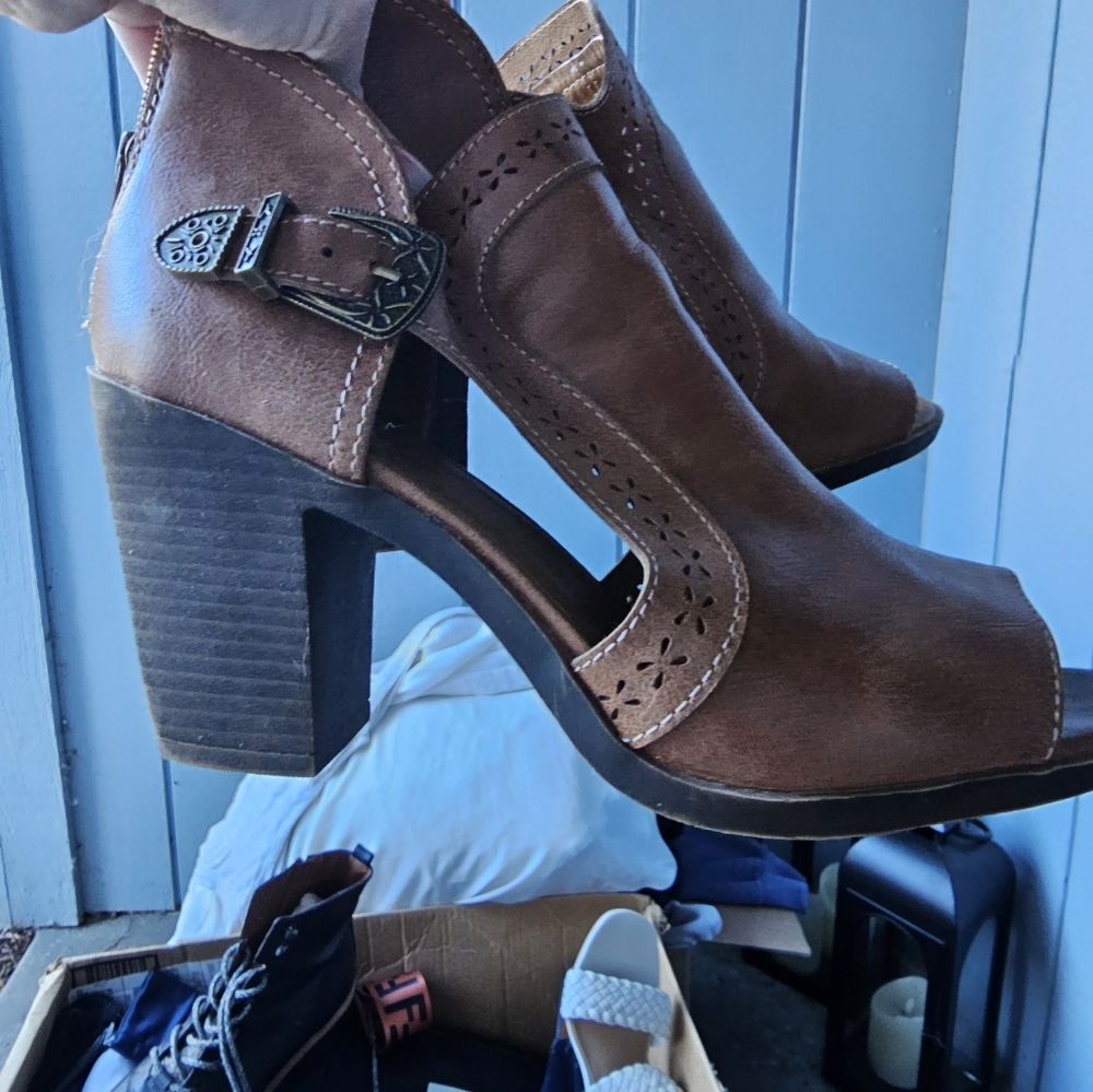 Tan sandles